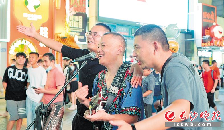 　　黄兴南路步行商业街，游客与歌手共同演绎，别有一番韵味。