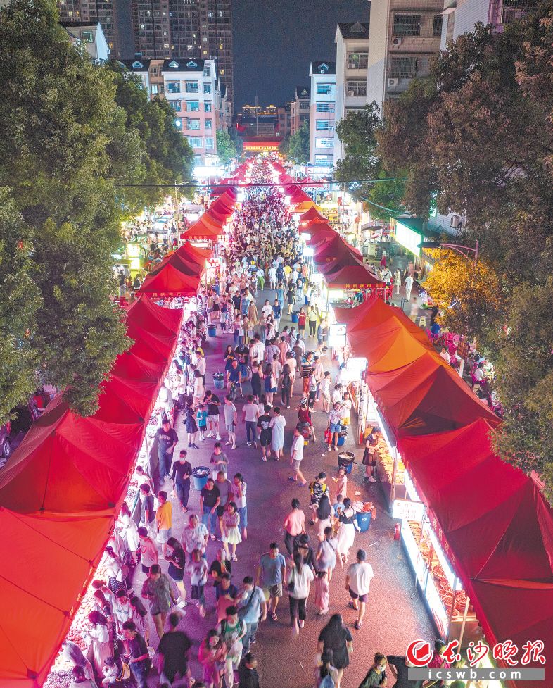 　　人头攒动的扬帆夜市，共有摊位300多个，是长沙市目前规模最大的夜市。