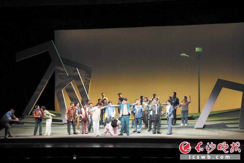 　　4月25日晚，长沙花鼓戏《花猪司令》在北京的首场演出大获成功，这是演出剧照。　　长沙晚报通讯员 李思言 摄
