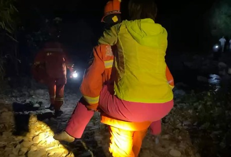 消防员跋山涉水救出被困“驴友”